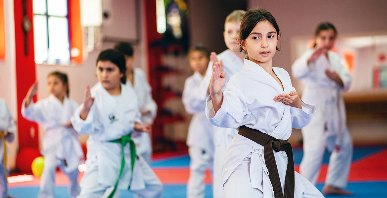 Crianças aprendendo taekwondo